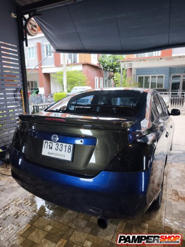 Nissan Almera คันนี้ เพิ่มความโดดเด่นด้วยการหุ้มสติกเกอร์ เคฟล่า 9D ลายทอง บริเวณฝากระโปรงหน้า ฝากระโปรงหลัง และสปอยเลอร์หลัง