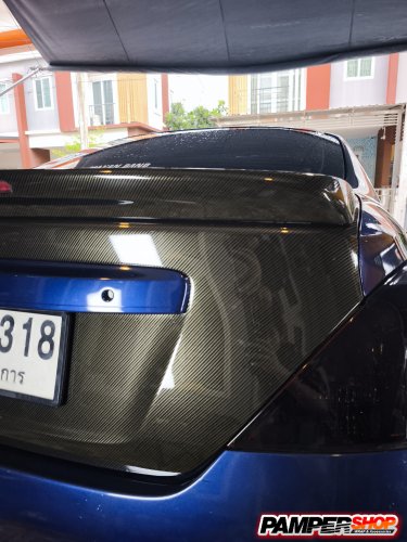 Nissan Almera คันนี้ เพิ่มความโดดเด่นด้วยการหุ้มสติกเกอร์ เคฟล่า 9D ลายทอง บริเวณฝากระโปรงหน้า ฝากระโปรงหลัง และสปอยเลอร์หลัง