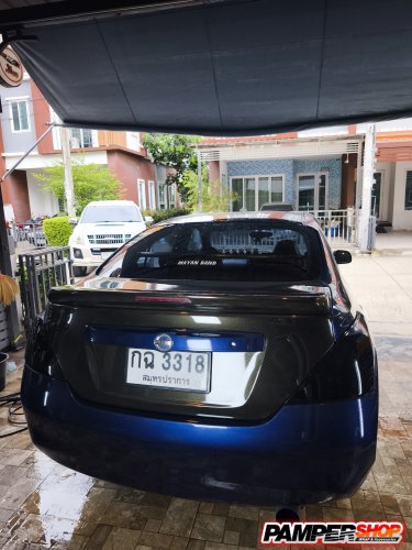 Nissan Almera คันนี้ เพิ่มความโดดเด่นด้วยการหุ้มสติกเกอร์ เคฟล่า 9D ลายทอง บริเวณฝากระโปรงหน้า ฝากระโปรงหลัง และสปอยเลอร์หลัง