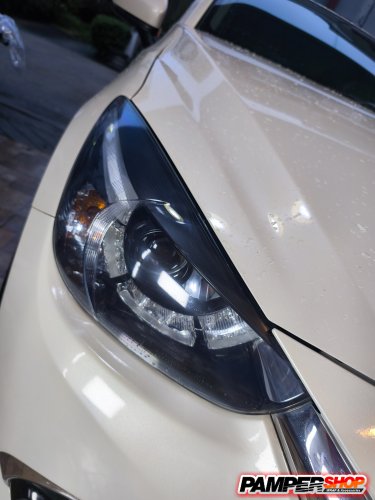 Mazda 2 skyactive สีขาว