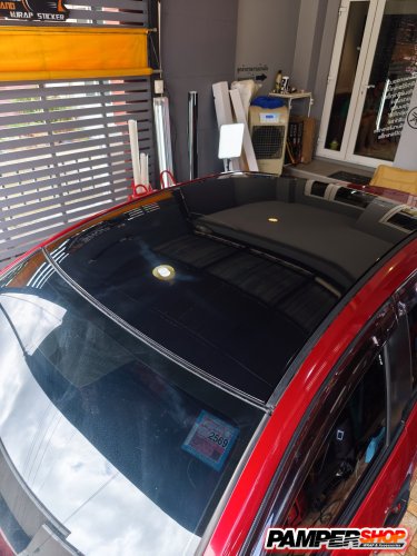 mazda 2 skuactive สีแดง หุ้มสติ๊กเกอร์ ดำเงาแก้วหลังคา (เกรด PET )