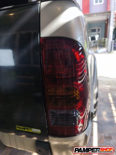 Toyota Vigo ขัดไฟ+หุ้มฟิล์ม ไฟหน้า+ไฟท้าย ดำอ่อน ( เกรด TPH 3 ปี) / หุ้มสติ๊กเกอร์เคฟล่า Epoxy ฝาหน้า+ฝาท้าย (เกรด PET)