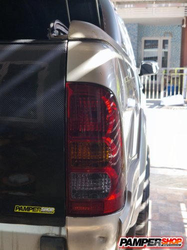 Toyota Vigo ขัดไฟ+หุ้มฟิล์ม ไฟหน้า+ไฟท้าย ดำอ่อน ( เกรด TPH 3 ปี) / หุ้มสติ๊กเกอร์เคฟล่า Epoxy ฝาหน้า+ฝาท้าย (เกรด PET)