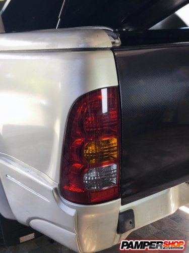 Toyota Vigo ขัดไฟ+หุ้มฟิล์ม ไฟหน้า+ไฟท้าย ดำอ่อน ( เกรด TPH 3 ปี) / หุ้มสติ๊กเกอร์เคฟล่า Epoxy ฝาหน้า+ฝาท้าย (เกรด PET)